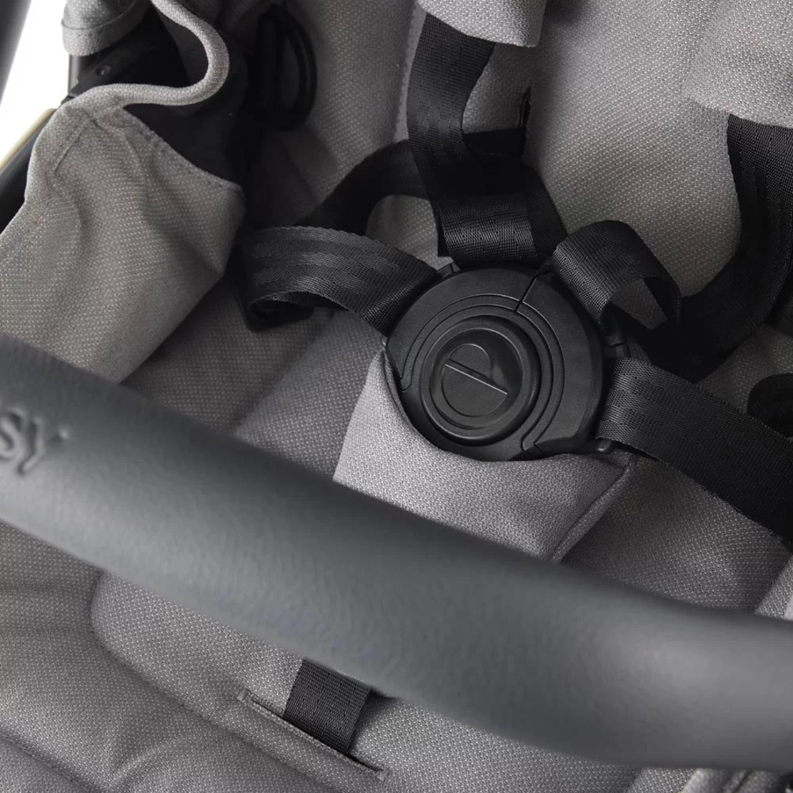 Mutsy EVO Pebble Grey Модулна количка 2 в 1 комплект с черно шаси със седалка с кош за новородено