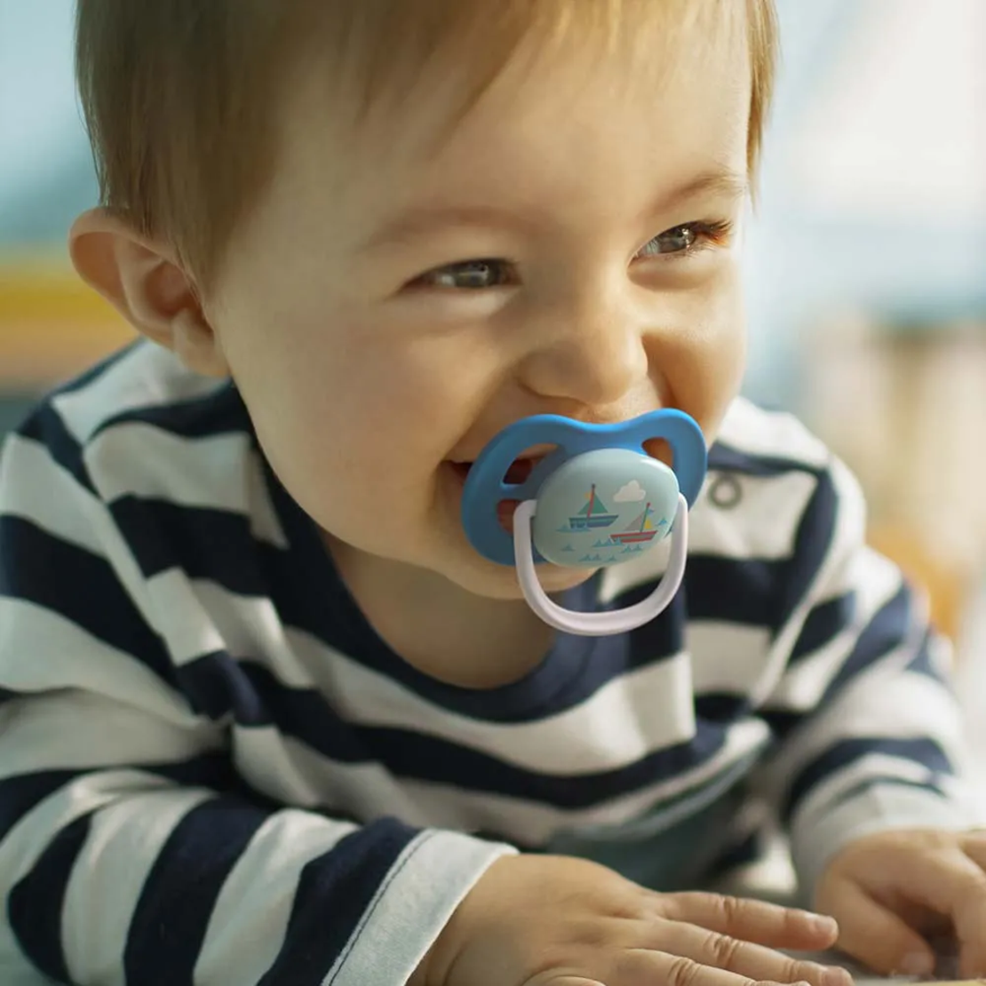 Philips Avent Комплект 2 Броя Ортодонтични Залъгалки Ultra Air Happy 6-18м+ с Декорация Надпис и Лодка в Кутия за Стерилизиране