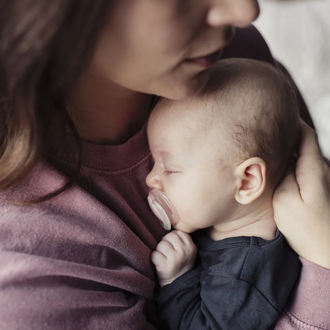 Tommee Tippee Ортодонтични Залъгалки Night Time 0-6М+ 2 Броя Розови и Светещи Дръжки