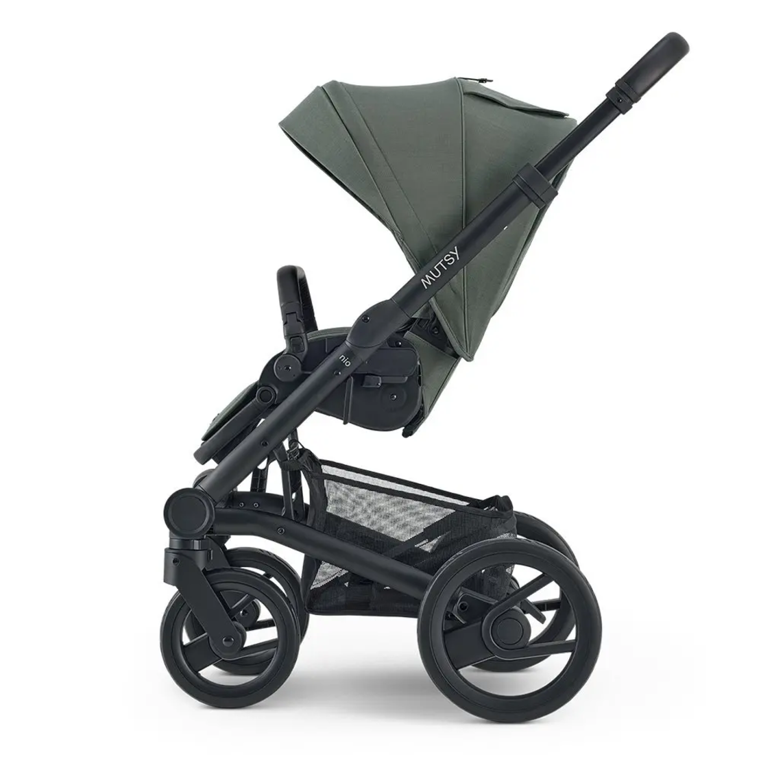 Mutsy NIO Sea Green Модулна детска количка 2 в 1 комплект с черно шаси със седалка и кош за новородено с черни колела и черни кожени елементи