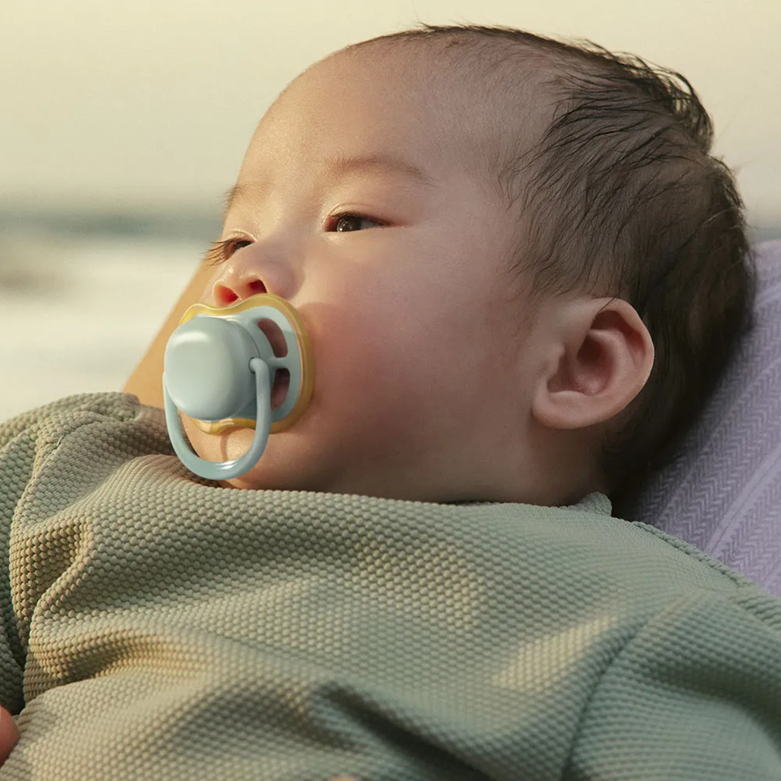 Philips AVENT SCF087/01 Комплект 2 Броя Ортодонтични Силиконови Залъгалки Ultra Air от 0-6м+ Пастелни Едноцветни в Кутия за Стерилизиране