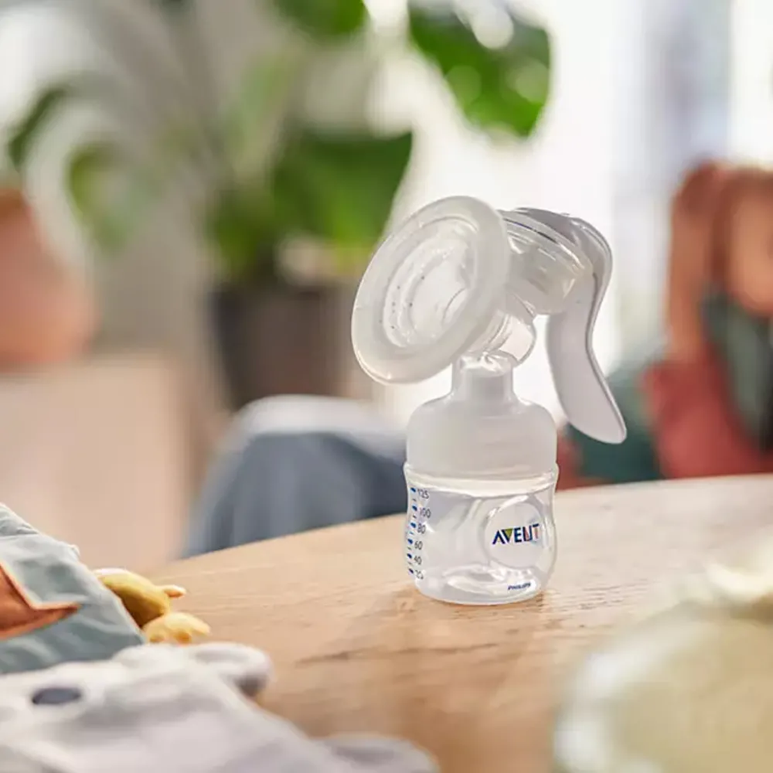 Philips AVENT Natural Motion Комплект Ръчна Помпа за Изцеждане на Кърма с Контейнери VIA и Шишета за Хранене Natural и Несесер