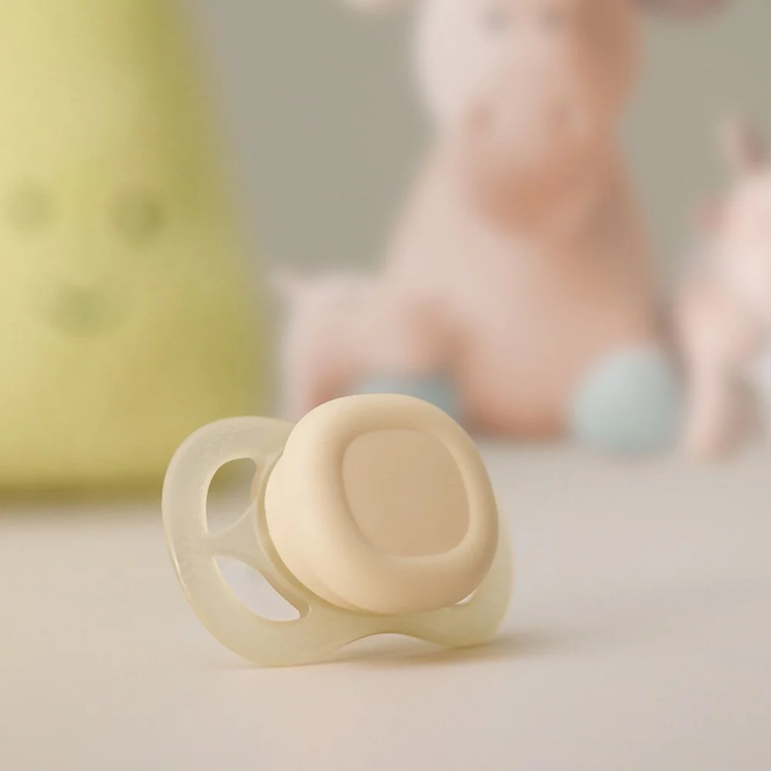 Philips AVENT SCF075/01 Комплект от 2 броя ортодонтични залъгалки за новородени Ultra Start 0-2м в оранжево и лилаво в кутия за стерилизиране