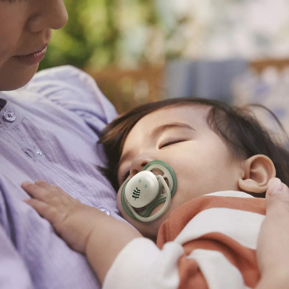 Philips AVENT SCF376/31 Комплект 2 Броя Светещи Ортодонични Силиконови Залъгалки Ultra Air от 6-18м+ с Картинки в Кутия за Стерилизиране