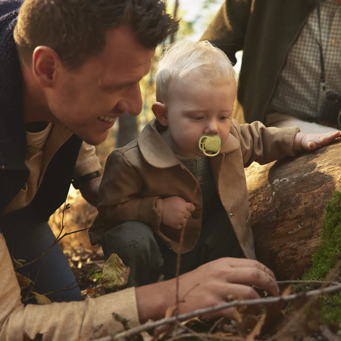 Philips AVENT SCF349/50 Комплект 2 Броя Ортодонтски Силиконови Залъгалки Ultra Air 18м+ Пастелни Цветове в Кутия за Стерилизиране