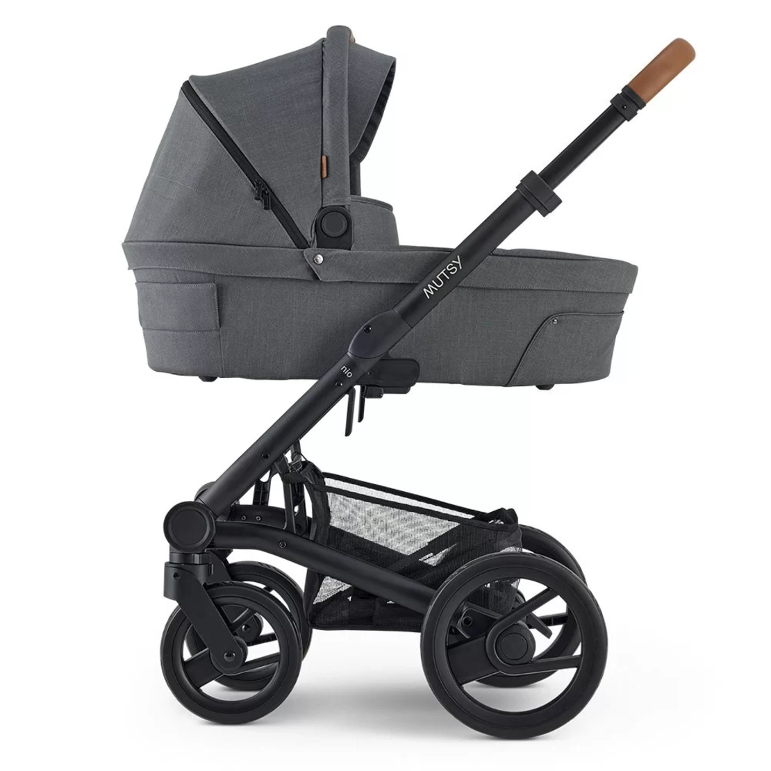 Mutsy NIO North Grey Модулна количка 2 в 1 комплект с черно шаси със седалка и кош за новородено
