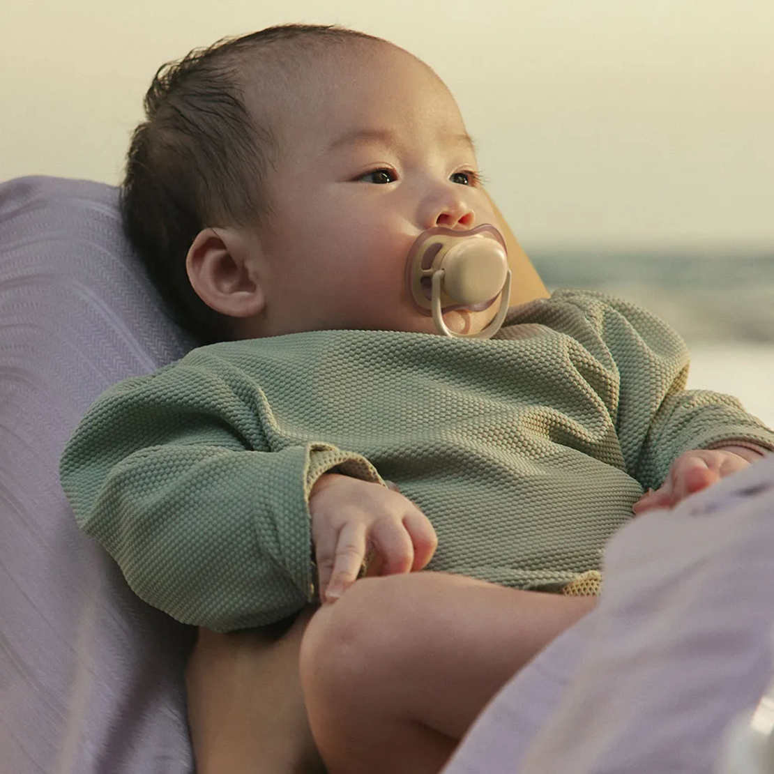 Philips AVENT SCF087/07 Комплект 2 Броя Ортодонтични Силиконови Залъглки Ultra Air от 0-6м+ Пастелни Едноцветни в кутия за Стерилизиране