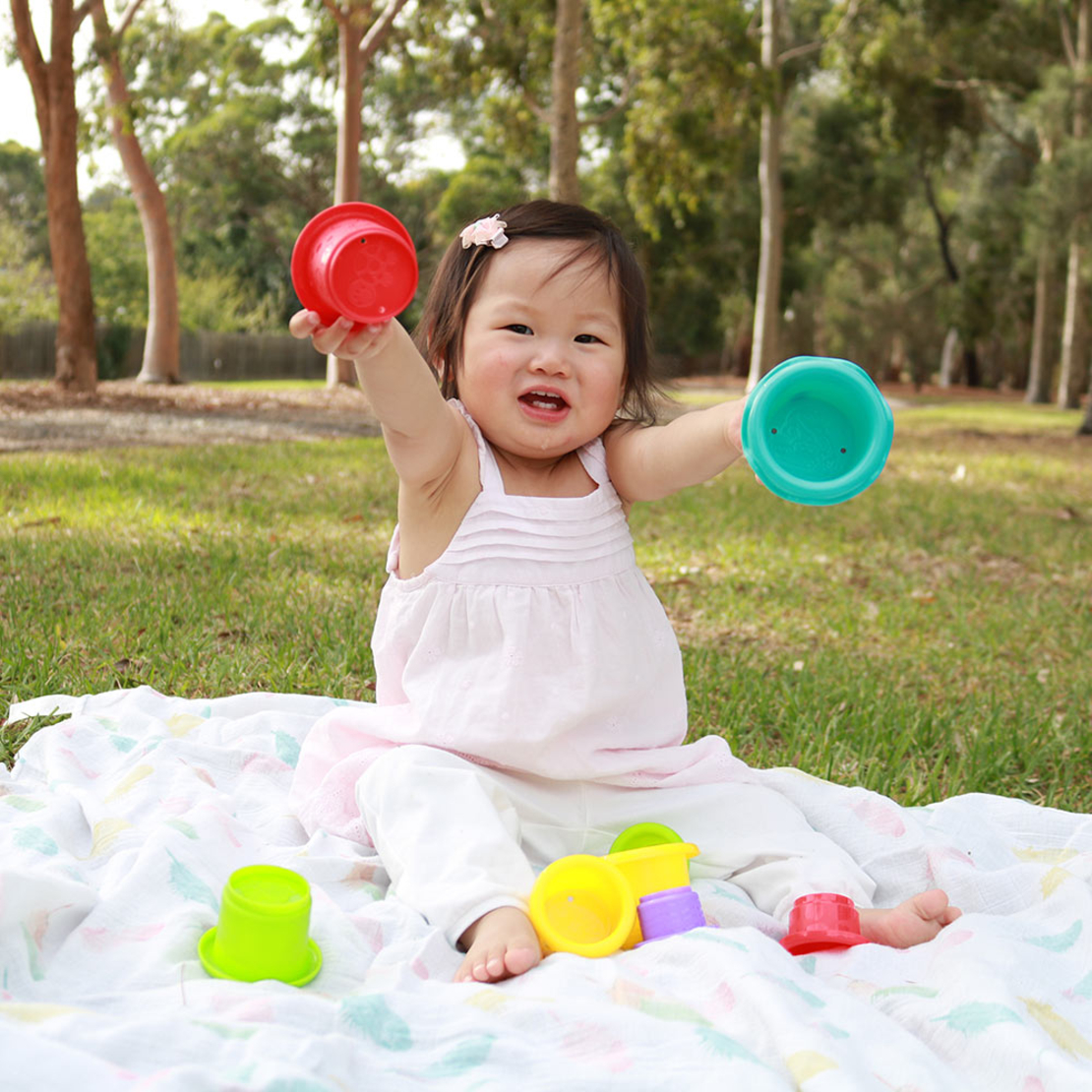 Playgro Stacking Fun Cups Комплект от 9 Цветни Чаши за Подреждане за игра в Банята или на Плажа