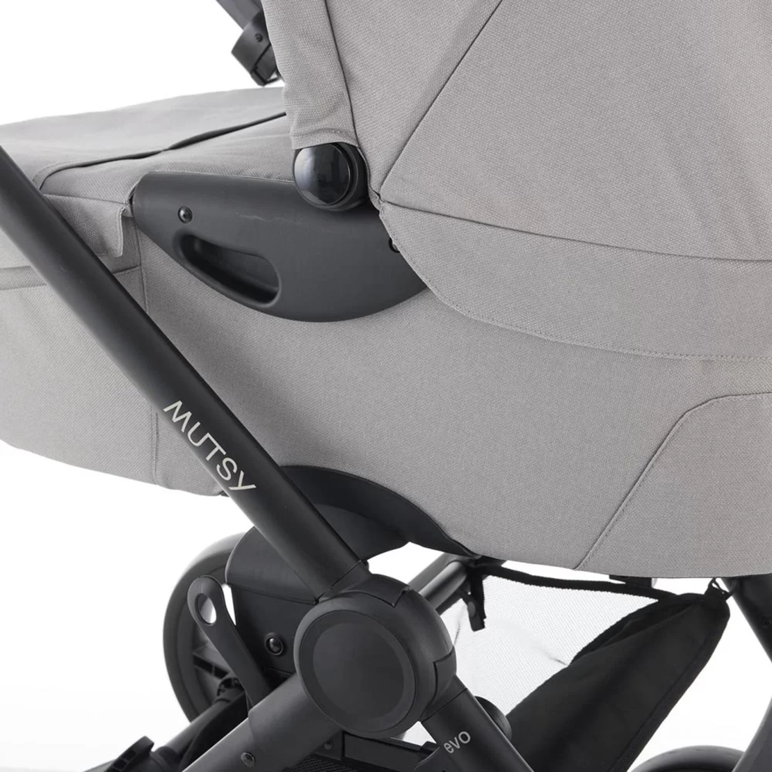 Mutsy EVO Pebble Grey Модулна количка 2 в 1 комплект с черно шаси със седалка с кош за новородено
