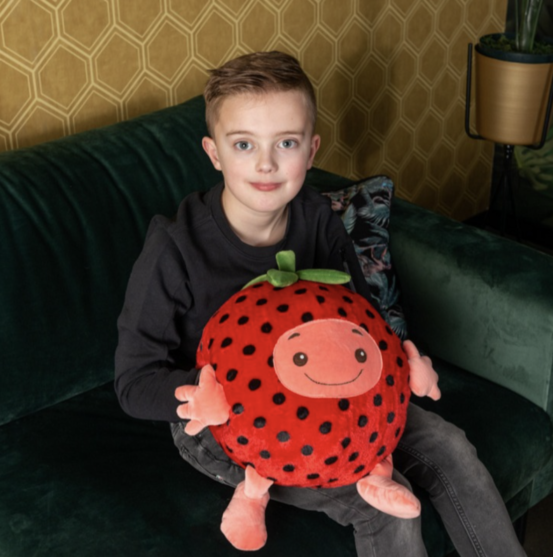 Sophie Софи Жирафчето Плюшена Играчка и Възглавница Noxxiez Ягода NX-HW750