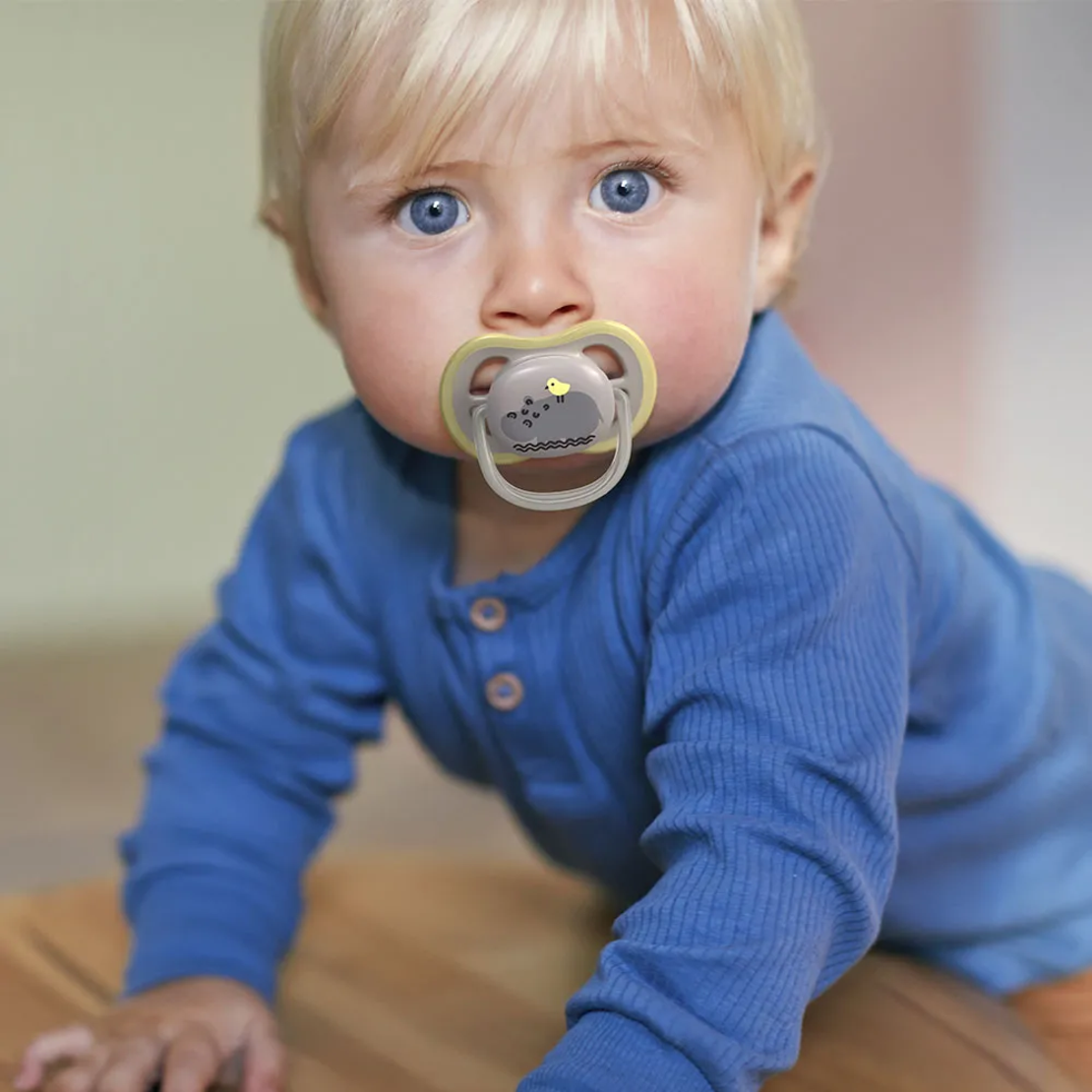 Philips AVENT SCF085/17 Комплект 2 Броя Ортодонтични Залъгалки Ultra Air 6-18м+ с Декорация Лъв и Хипопотам в Кутия за Стерилизиране