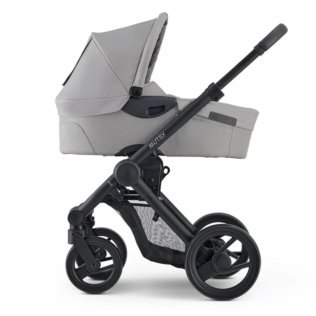 Mutsy EVO Pebble Grey Модулна количка 2 в 1 комплект с черно шаси със седалка с кош за новородено
