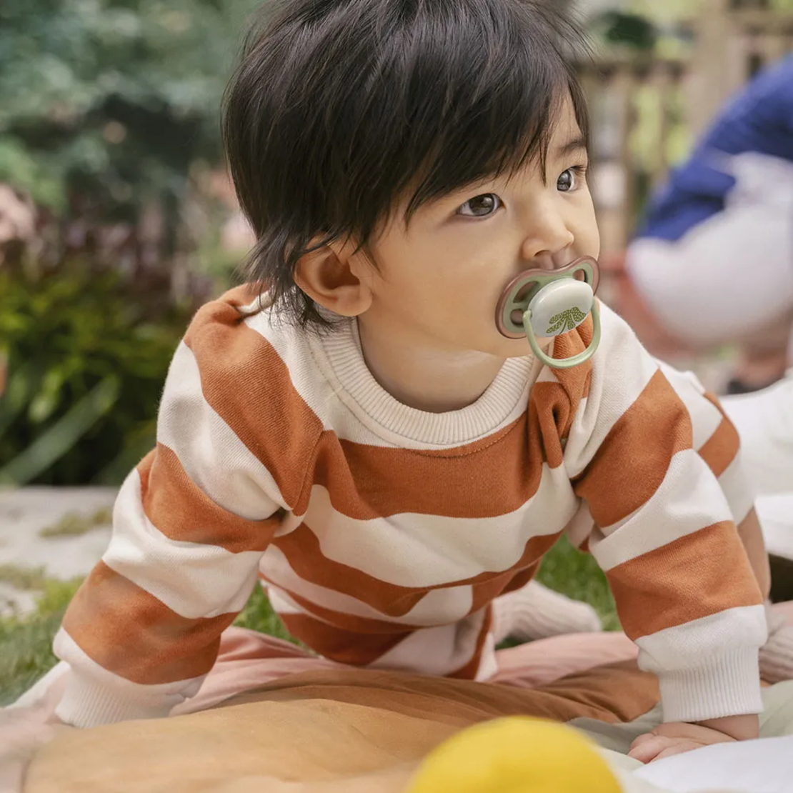 Philips AVENT SCF376/31 Комплект 2 Броя Светещи Ортодонични Силиконови Залъгалки Ultra Air от 6-18м+ с Картинки в Кутия за Стерилизиране