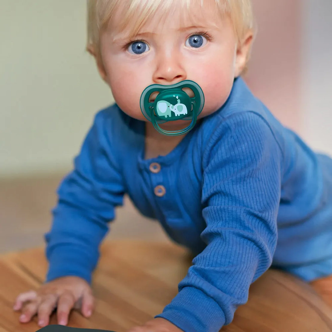 Philips AVENT SCF349/18 Комплект от 2 Броя Ортодонтични Залъгалки Ultra Air 18м+ с Декорация Слонове и надпис Hello в кутия за Стерилизиране