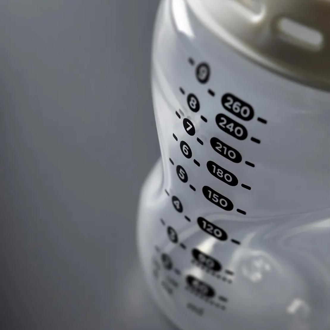 Tommee Tippee Natural Start Самостеризиращо 260 мл Комплект от 2 Броя Бебешки Шишета за Хранене с Биберон с Бавен Поток 1 Капка0м+