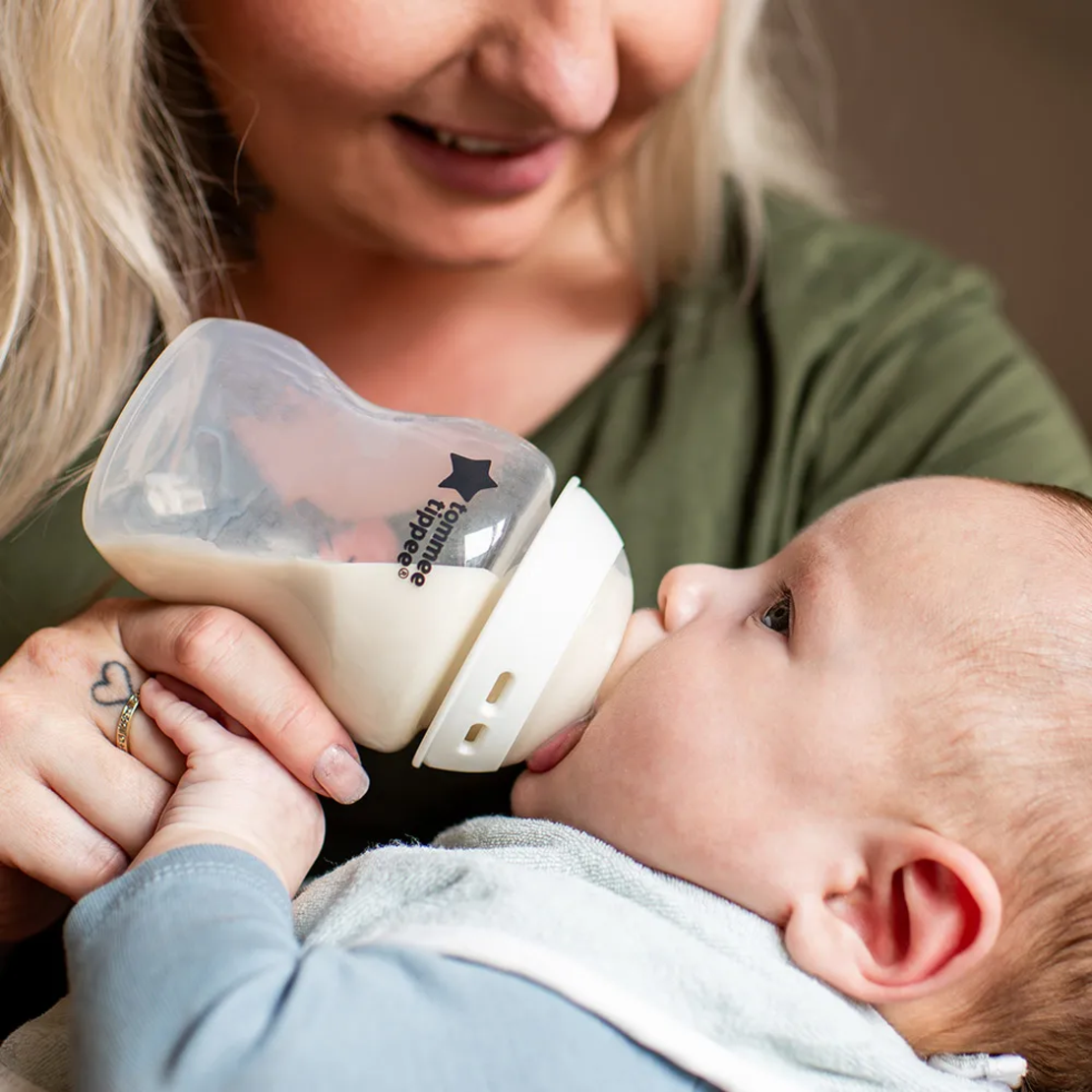 Tommee Tippee Natural Start Самостеризиращо 260 мл Комплект от 2 Броя Бебешки Шишета за Хранене с Биберон с Бавен Поток 1 Капка0м+