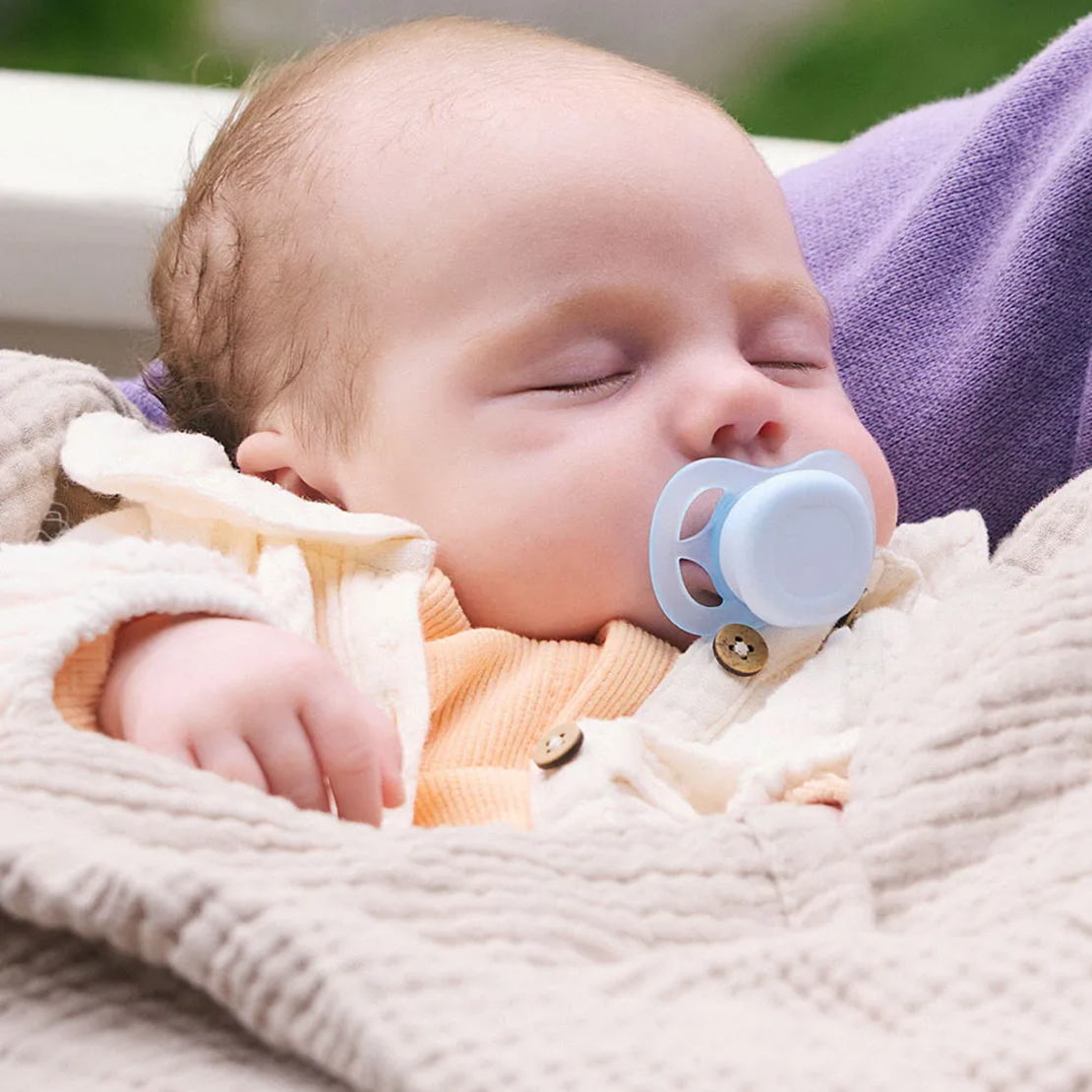 Philips AVENT SCF075/12 Комплект от 2 Броя Ортодонтски Силиконови Залъгалки Пастелни Цветове Ultra Start 0-2м+ в Кутия за Стерилизиране