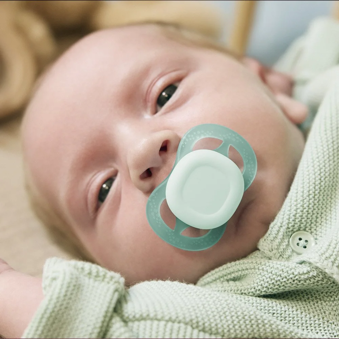 Philips AVENT SCF075/02 Комплект от 2 броя ортодонтични залъгалки за новородени Ultra Start 0-2м в синьо и зелено в кутия за стерилизиране