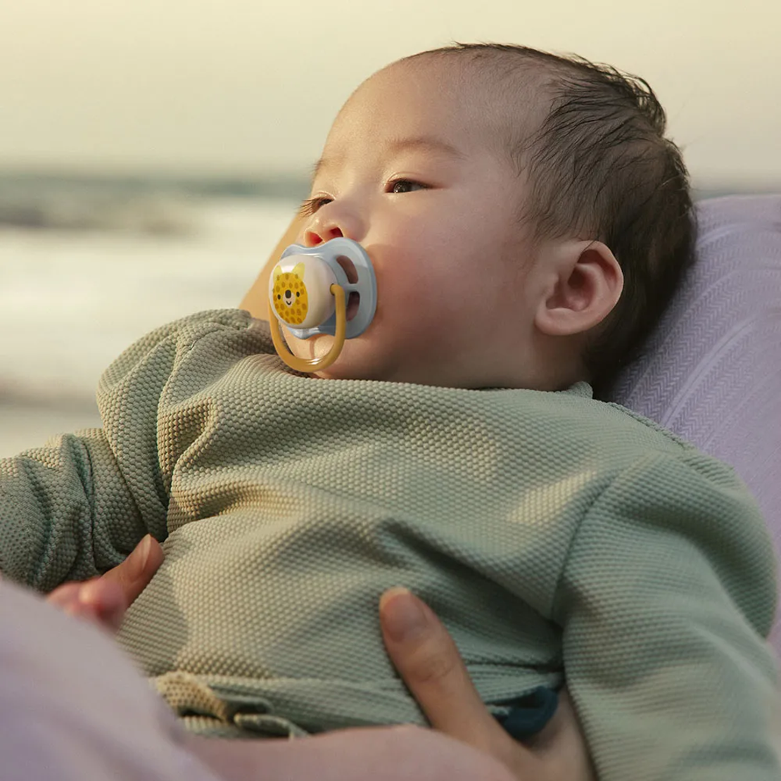 Philips AVENT SCF080/23 Комплект 2 Броя Ортодонтични Залъгалки Ultra Air 0-6м+ Декорация Плодове в кутия за Стерилизиране