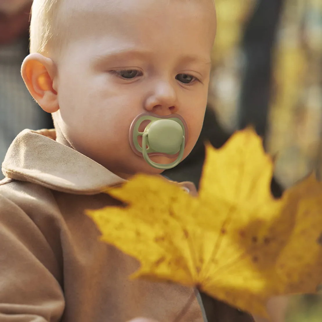 Philips AVENT SCF349/50 Комплект 2 Броя Ортодонтски Силиконови Залъгалки Ultra Air 18м+ Пастелни Цветове в Кутия за Стерилизиране