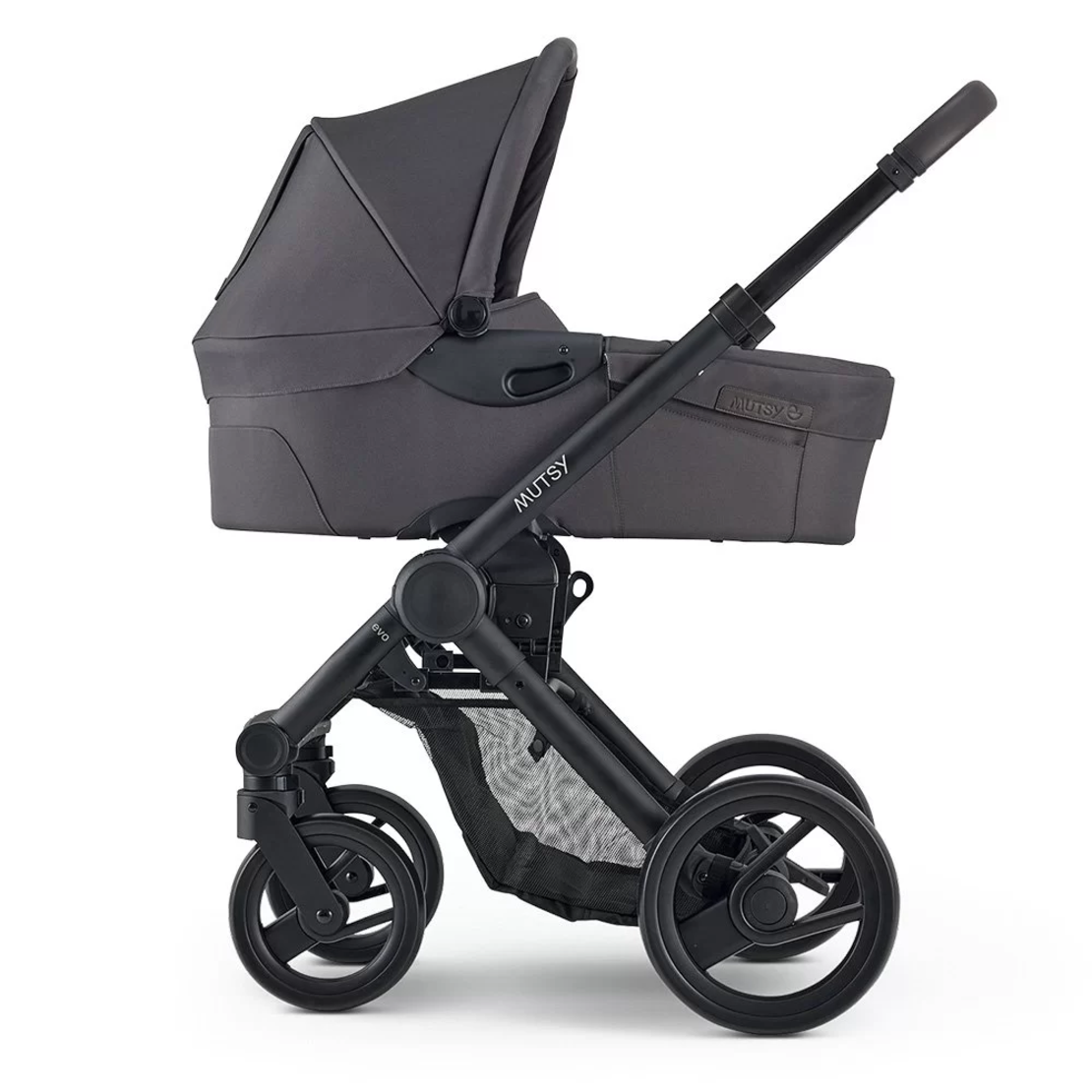 Mutsy EVO Stone Grey Модулна количка 2 в 1 комплект с черно шаси със седалка и кош за новородено