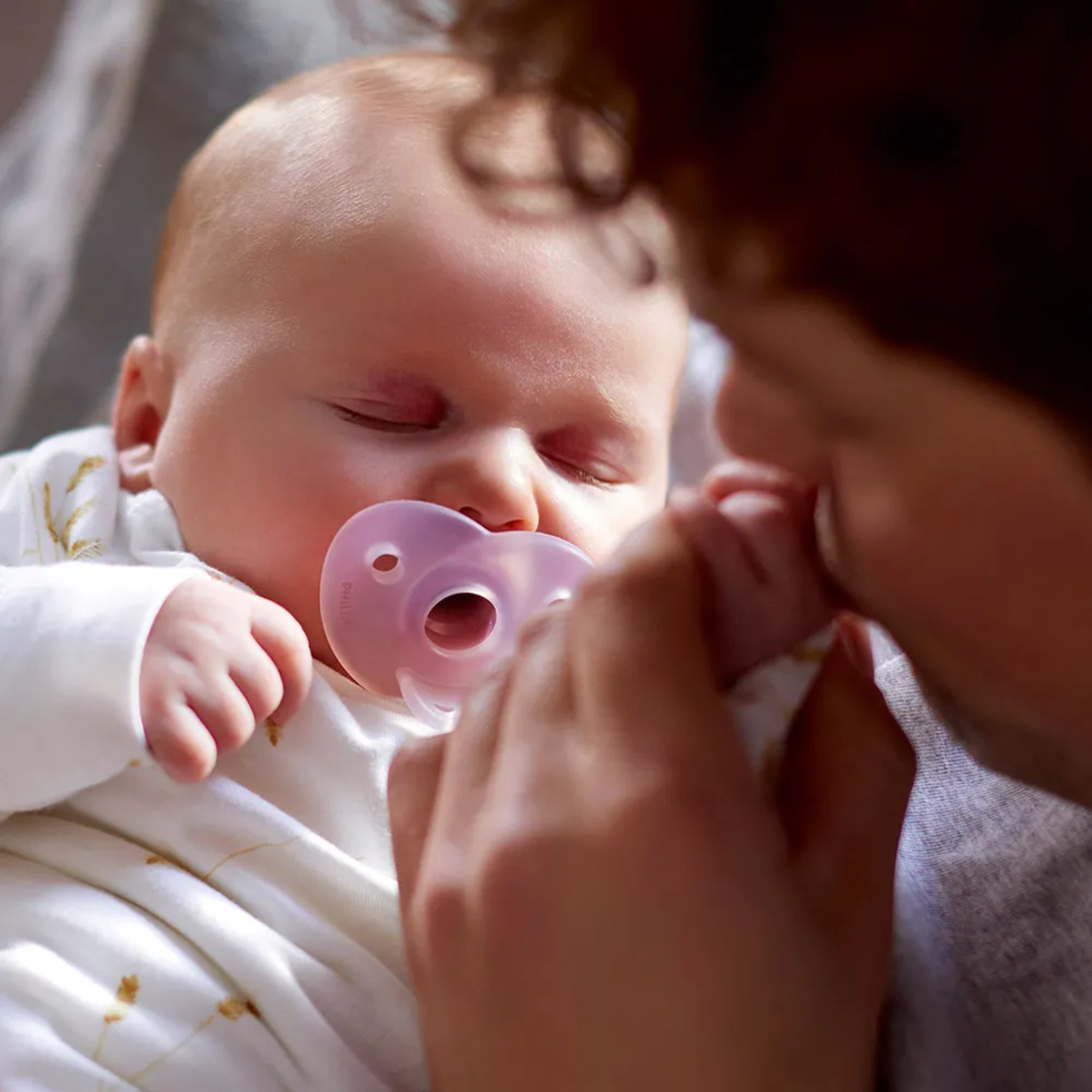 Philips Avent SCF099/22 Комплект от 2 Броя Ортодонтични Силиконови Залъгалки SOOTHIE 0-6м+ Розови в Кутия за Стерилизиране