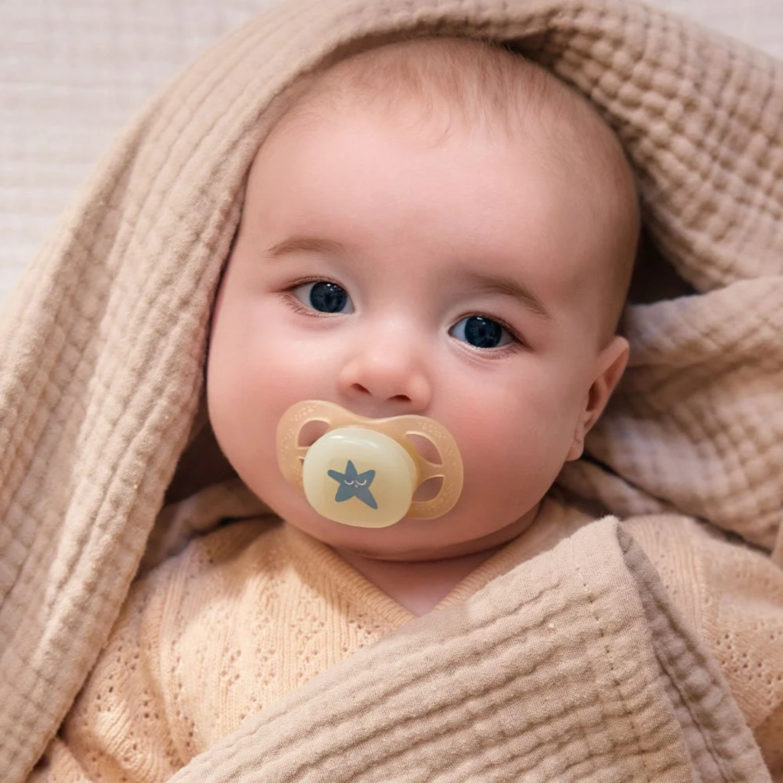 Philips AVENT SCF075/07 Комплект от 2 броя светещи в тъмното ортодонтични Ultra Start Night 0-2м в оранжево и лилаво с декор луна и звезди в кутия за стерилизиране
