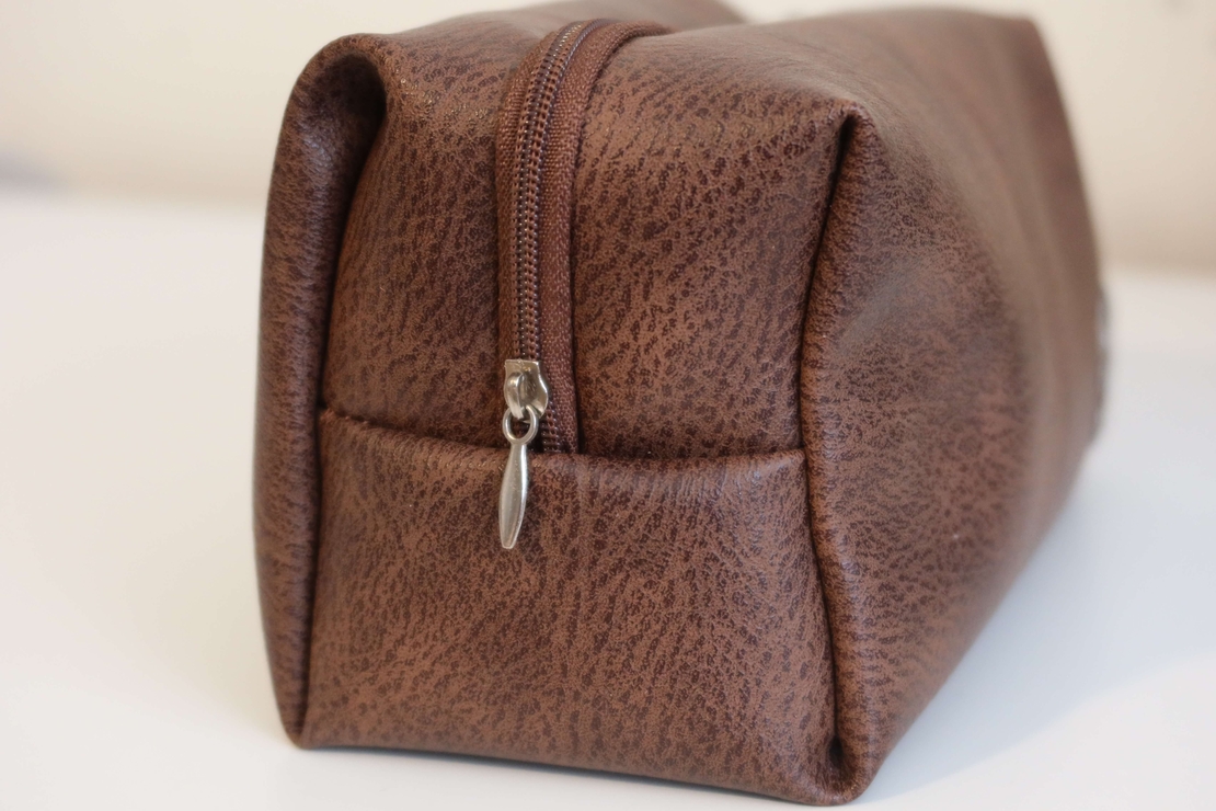 CUSTOM SMALL LEATHER TOILETRY BAG IN MADELINE