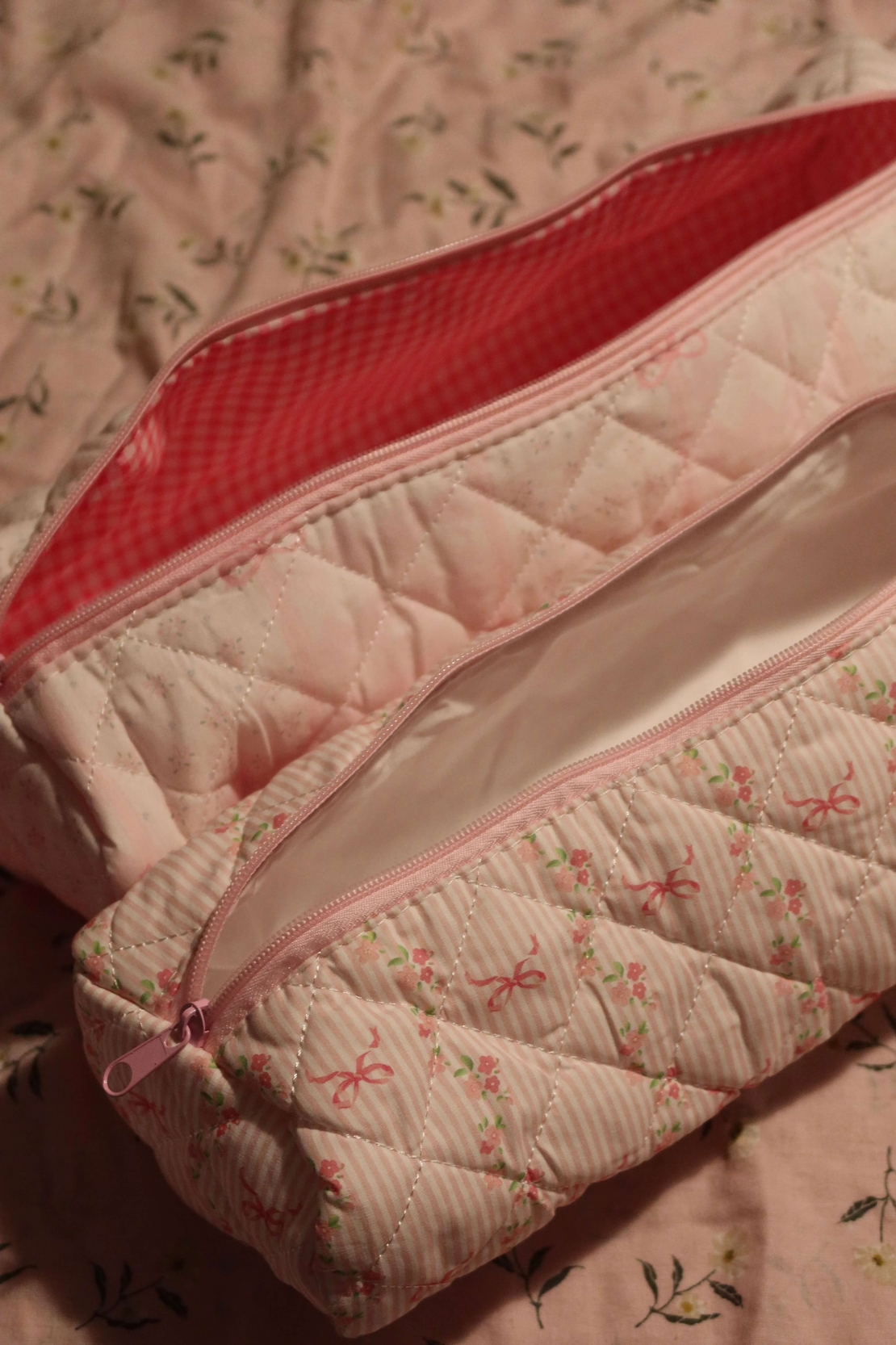 THE CUSTOM Styling Baguette TOILETRY BAG in POUT