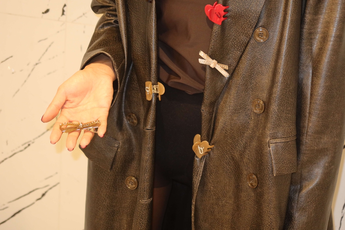 CUSTOM HEART MIDI CLIP SET IN SOFT BROWN