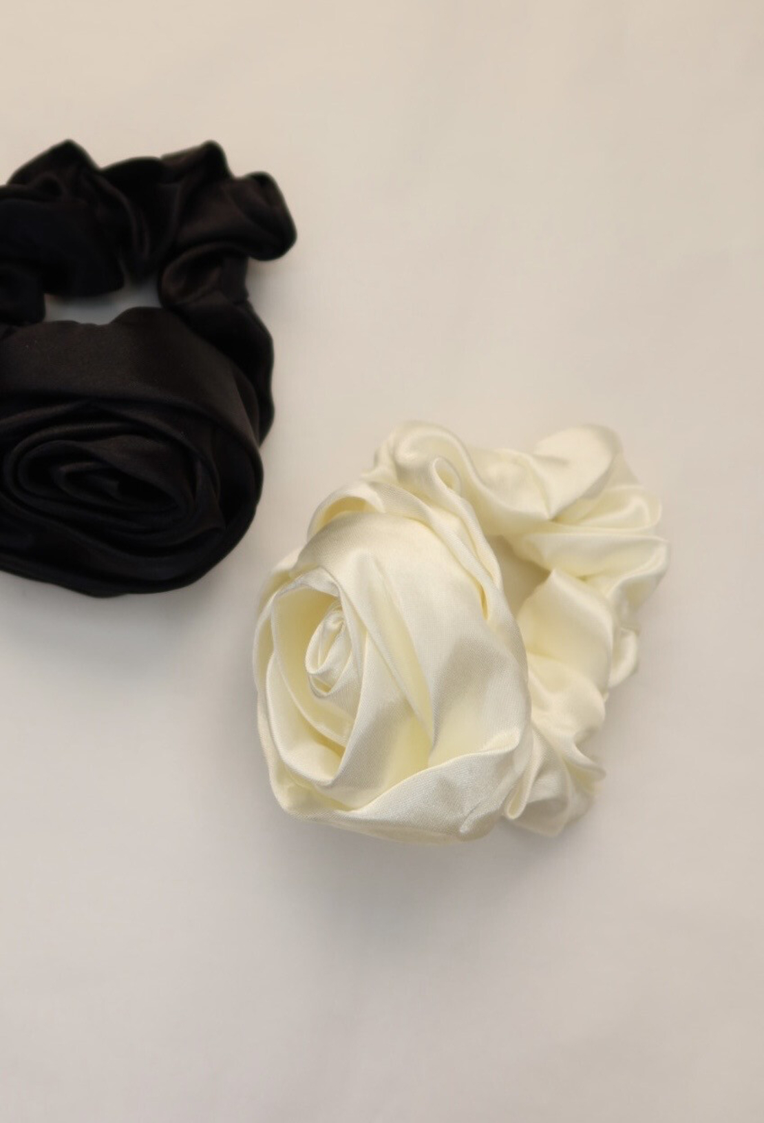 Rosette Scrunchie in BEYAZ