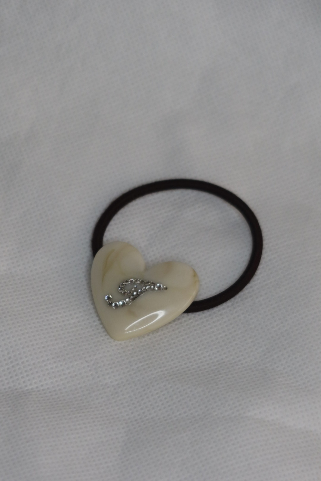 CUSTOM HEART HAIR TIE AVEC CRÉME