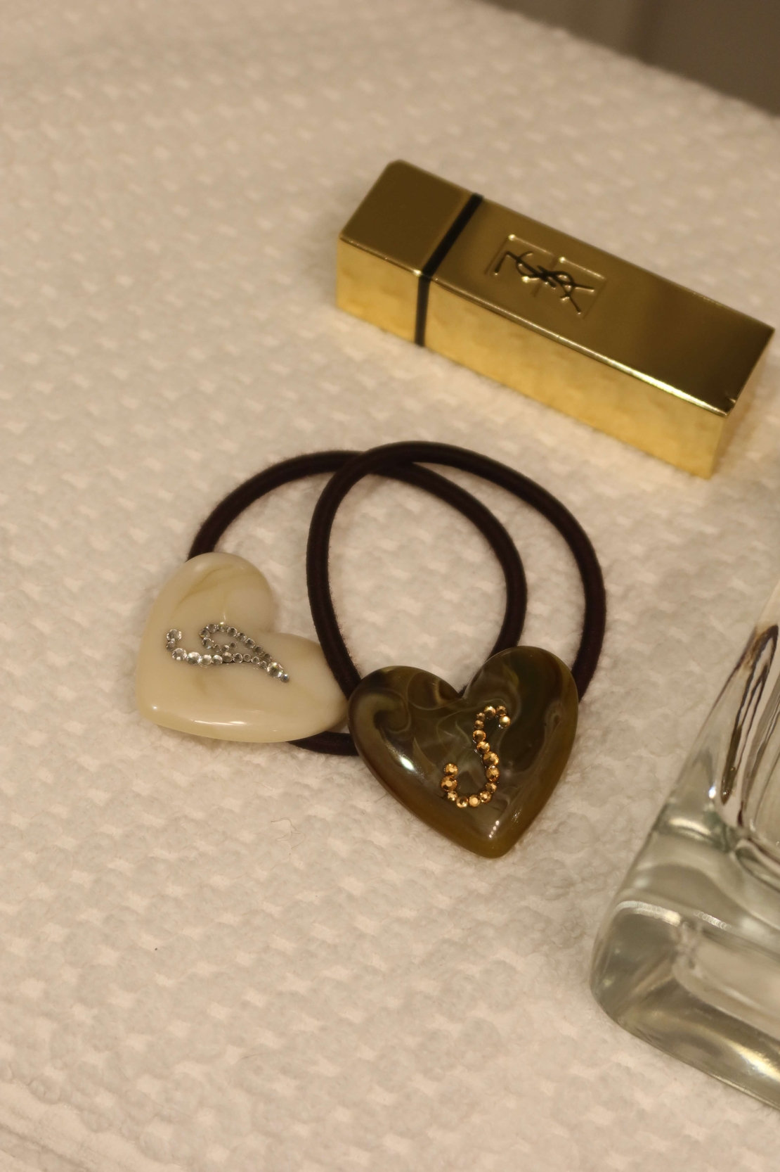 CUSTOM HEART HAIR TIE AVEC CRÉME