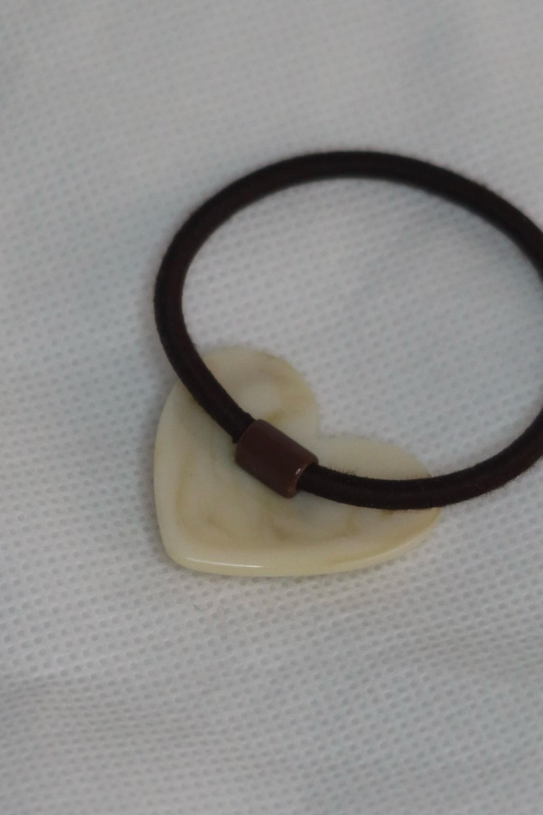 CUSTOM HEART HAIR TIE AVEC CRÉME