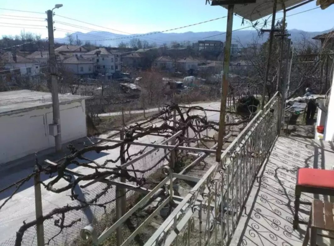 70000лв. Къща в село Струмяни на 2 етажа