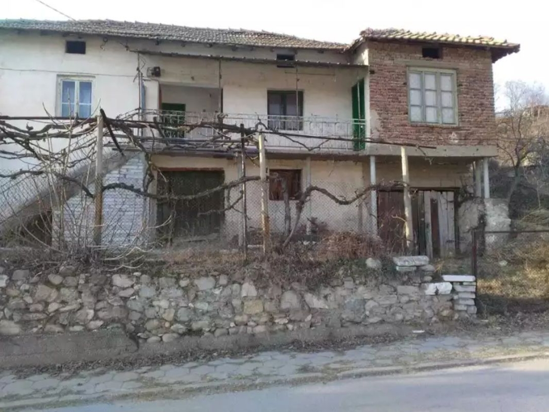 70000лв. Къща в село Струмяни на 2 етажа