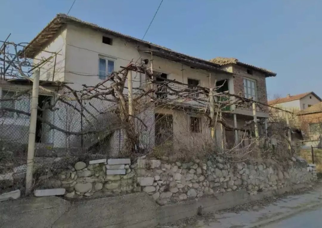 70000лв. Къща в село Струмяни на 2 етажа