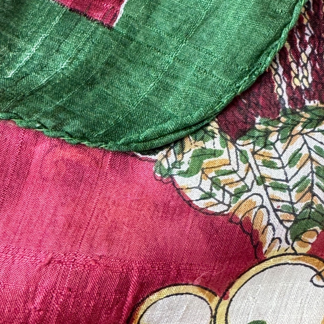 Luxurious scarf made of woven natural silk with horse motifs