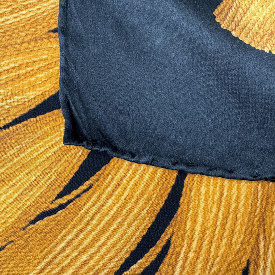 No brand silk print scarf 134x134