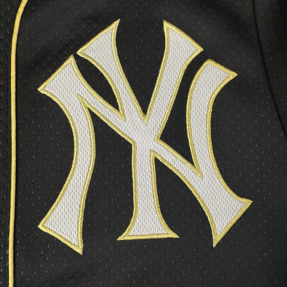 Majestic MLB New York Yankees Black Baseball Buttons Jersey (S)