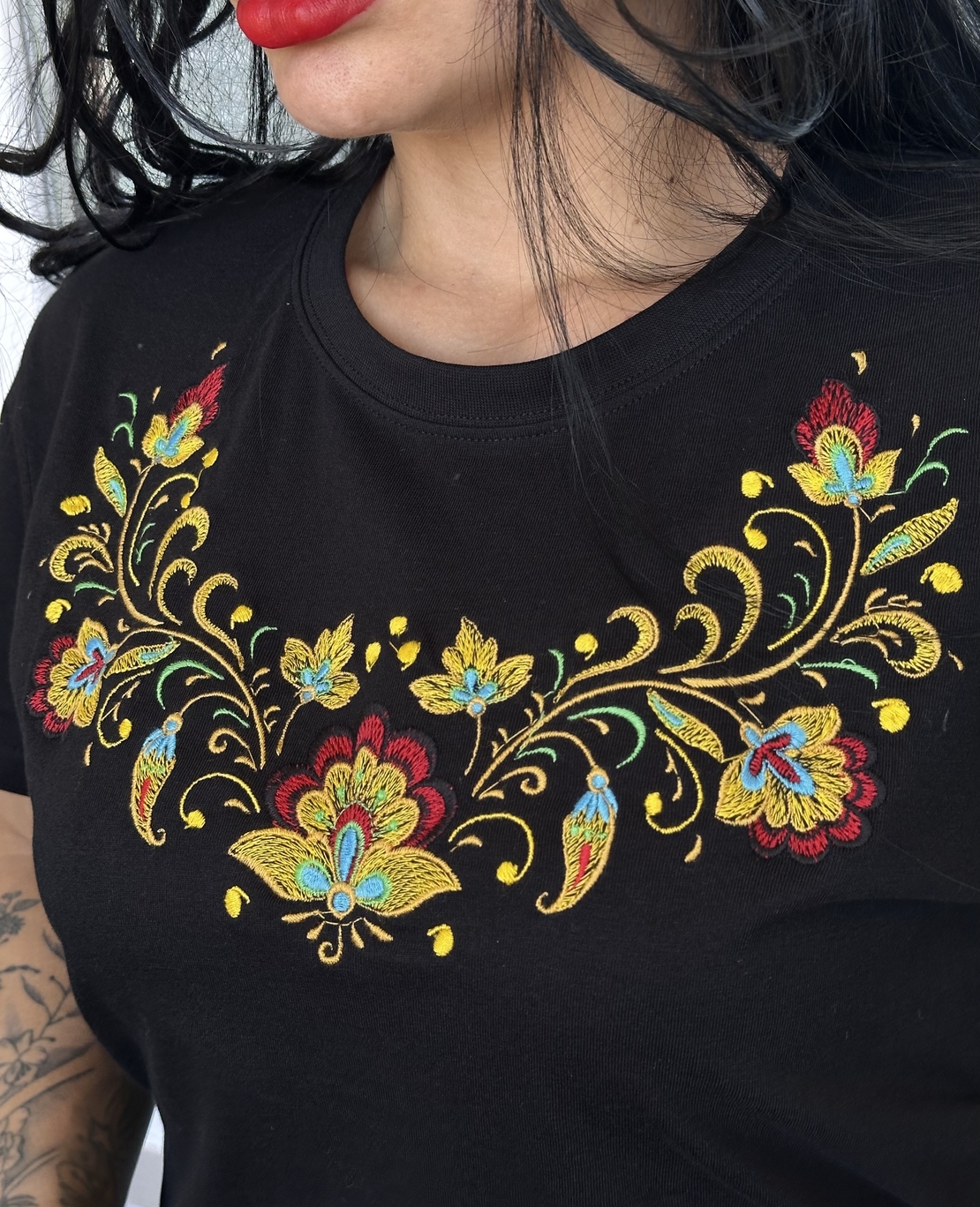 Дамска тениска с българска шевица „Златна градина“