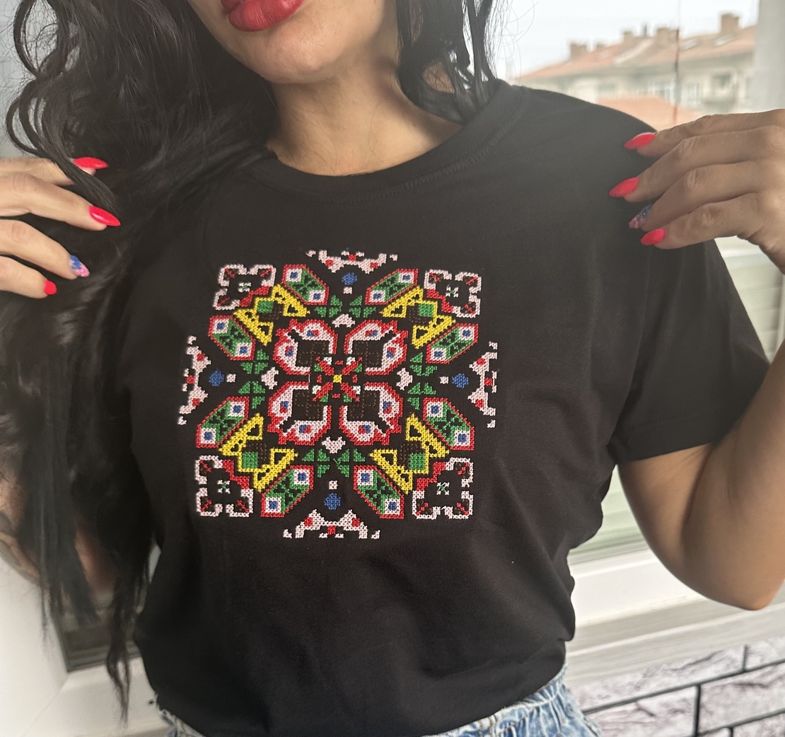 Тениска с българска шевица „Слънчева розета“