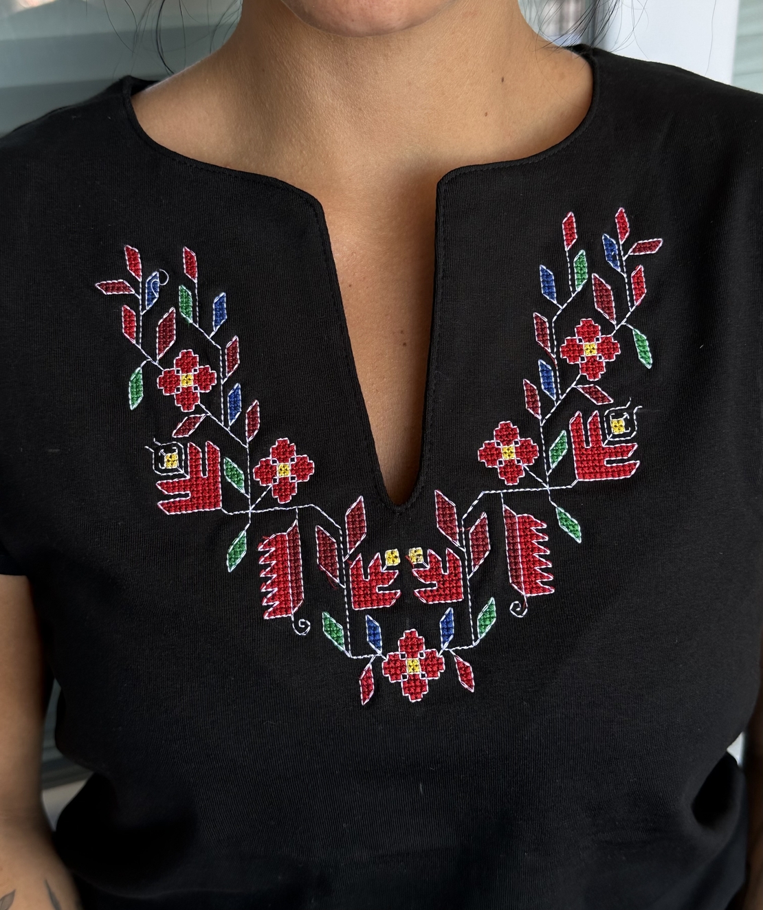 Тениска с бродерия „  Ружа“ 🌸