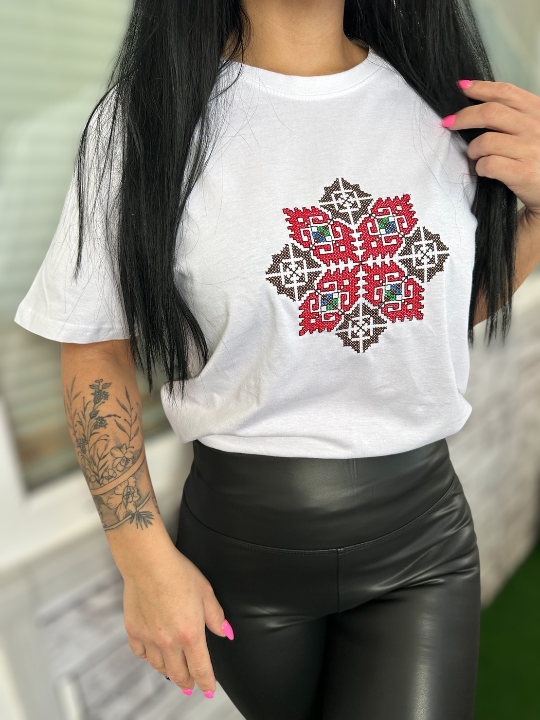 Дамска тениска с бродерия 3