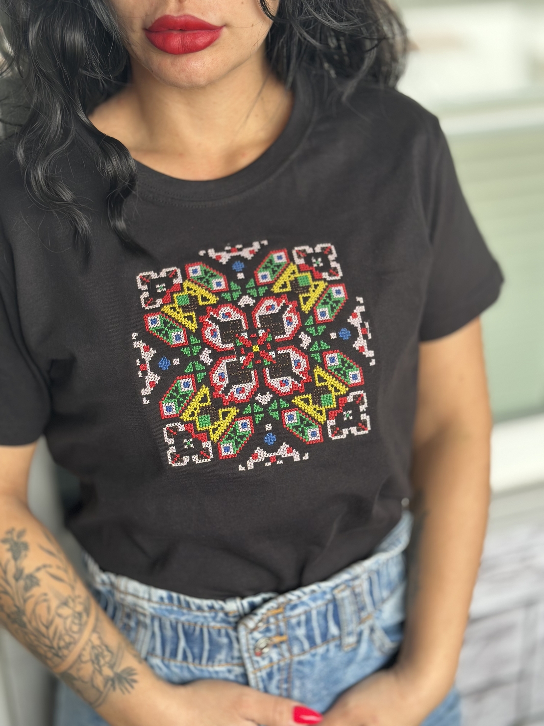 Тениска с българска шевица „Слънчева розета“