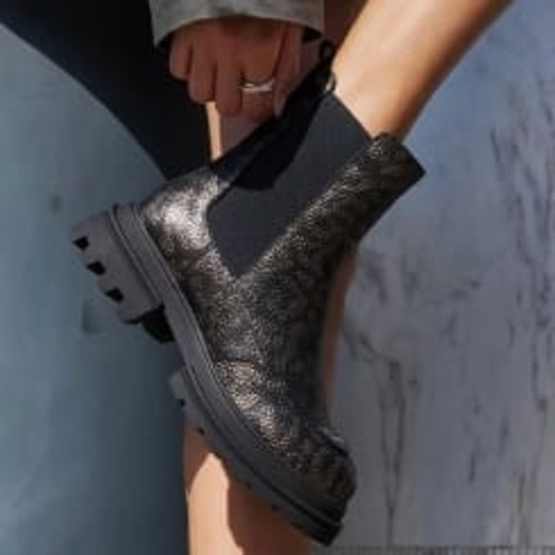 Women's Chelsea boot / genuine leather / 79-08 / black & gold with print