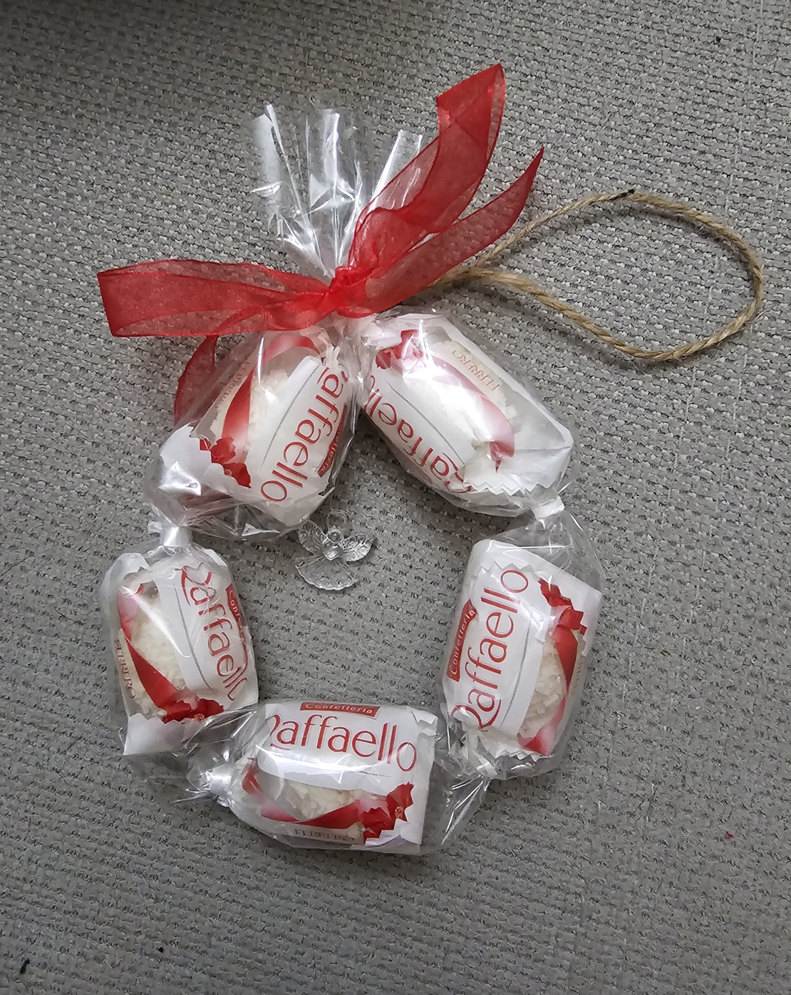 Играчка за закачане с бонбони Raffaello