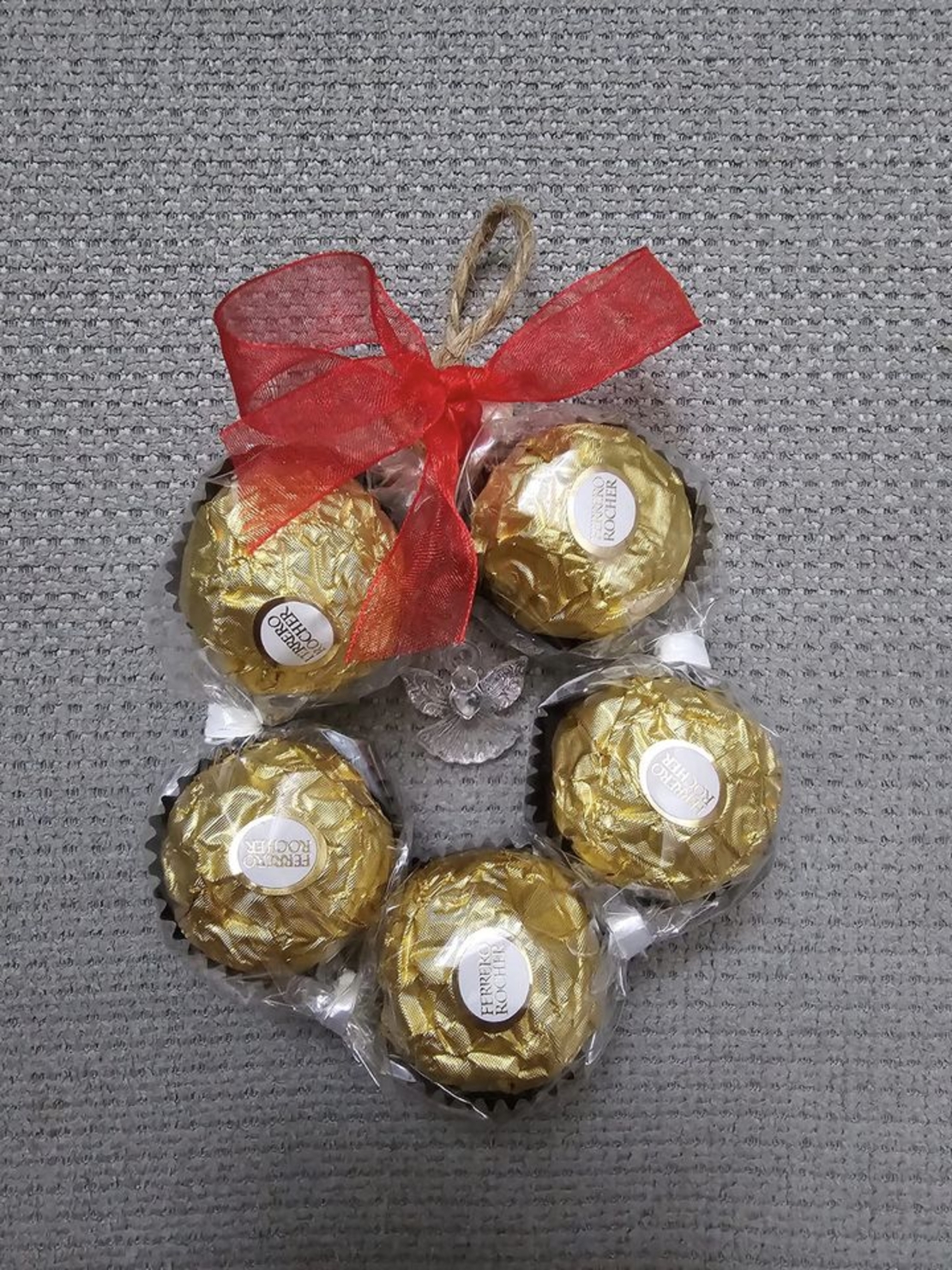 Играчка за закачане с бонбони Ferrero Rocher