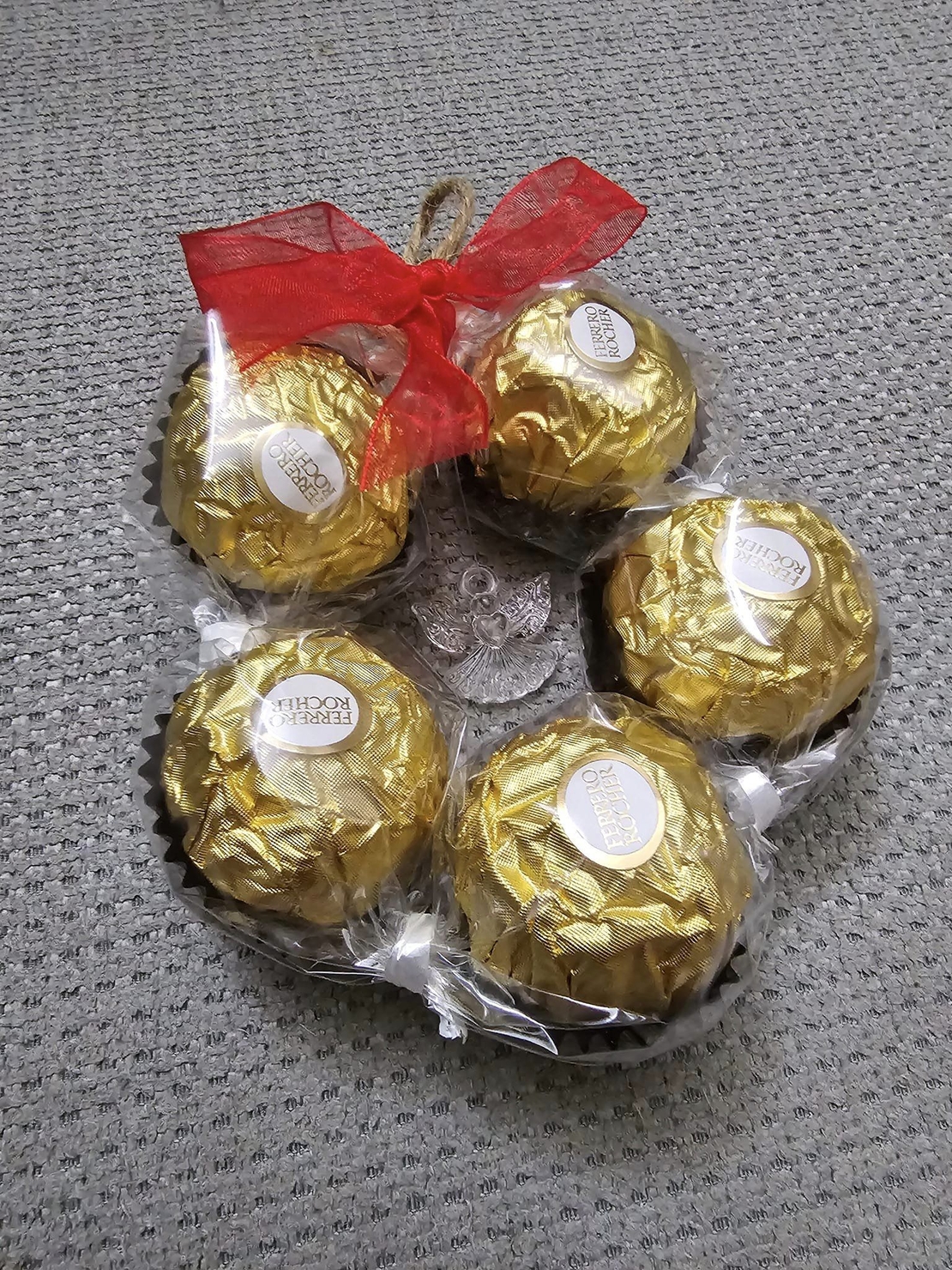 Играчка за закачане с бонбони Ferrero Rocher