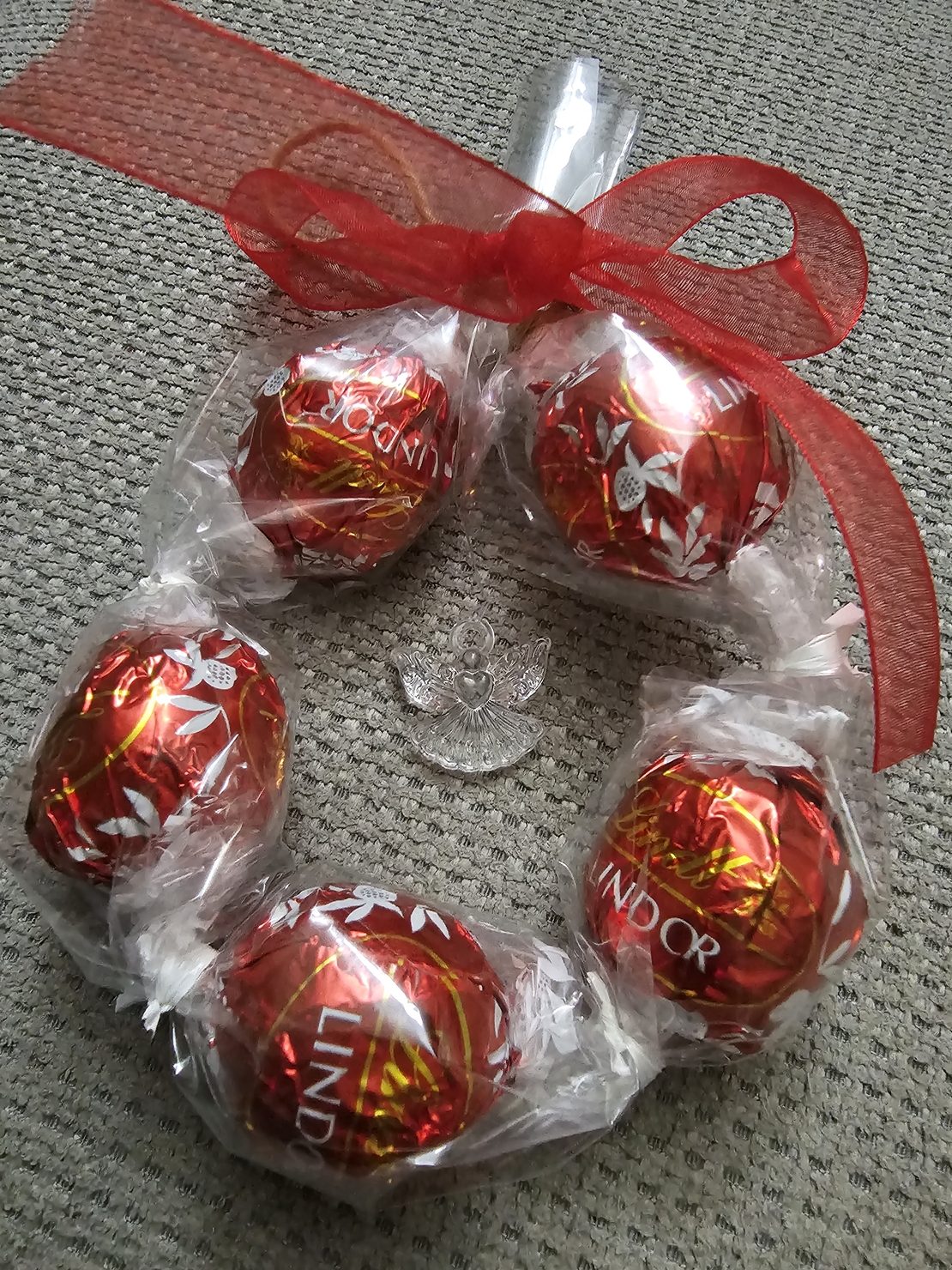 Играчка за закачане с бонбони  Lindor